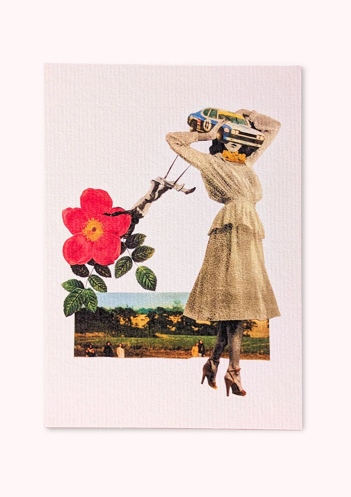 Carte reproduction collage artistique Pistacchio.illu femme en robe beige tête voiture ancienne, fleur rouge et paysage vintage"
