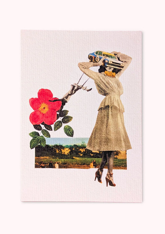 Carte reproduction collage artistique Pistacchio.illu femme en robe beige tête voiture ancienne, fleur rouge et paysage vintage"
