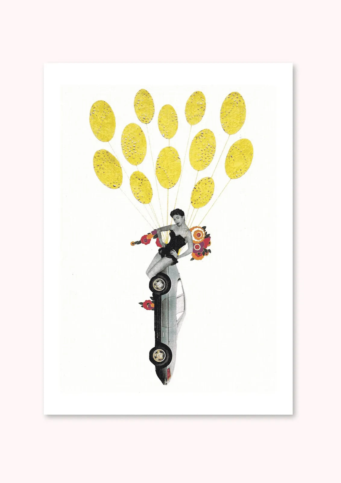 Carte reproduction collage vintage Spirit in the Sky – femme en noir assise sur une voiture suspendue à des ballons jaunes sur fond blanc – Pistacchio.illu