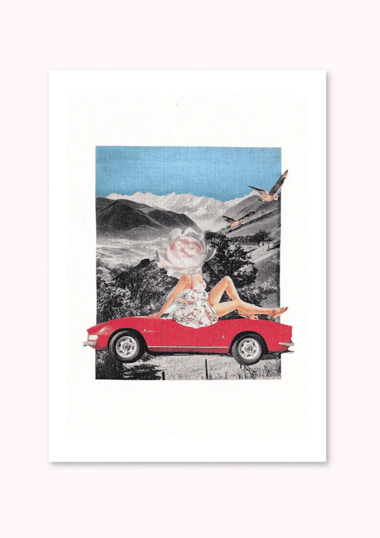 Carte collage vintage « Take It Easy » Pistacchio Illu, femme à tête de rose assise sur une voiture rouge devant paysage de montagne noir et blanc, ambiance rétro poétique