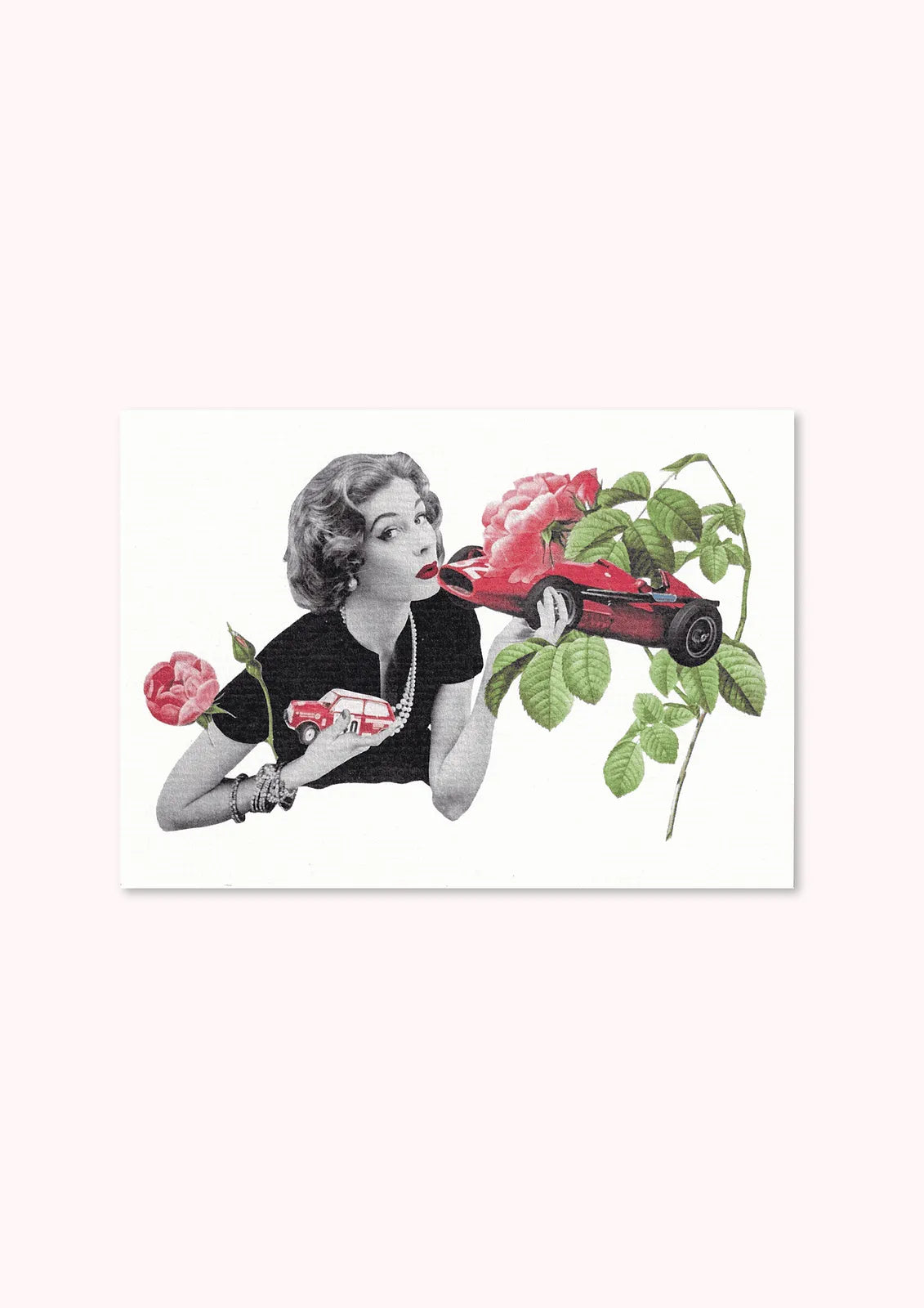 Carte collage reproduction Pistacchio.illu "Toujours un coin qui me rappelle", femme rétro noir et blanc tenant une voiture rouge entourée de roses et feuillage vert.