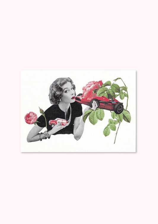 Carte collage reproduction Pistacchio.illu "Toujours un coin qui me rappelle", femme rétro noir et blanc tenant une voiture rouge entourée de roses et feuillage vert.