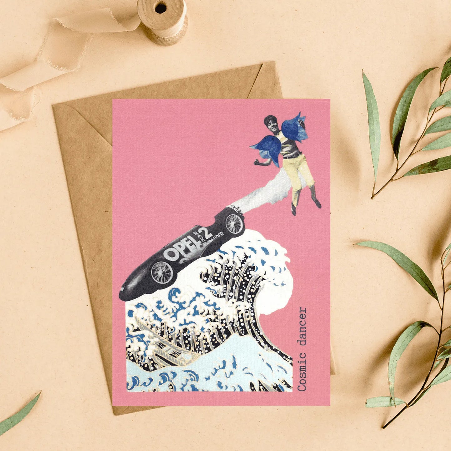 Carte postale vintage « Cosmic dancer » avec illustration collage rétro vague japonaise et voiture ancienne, idée cadeau originale.