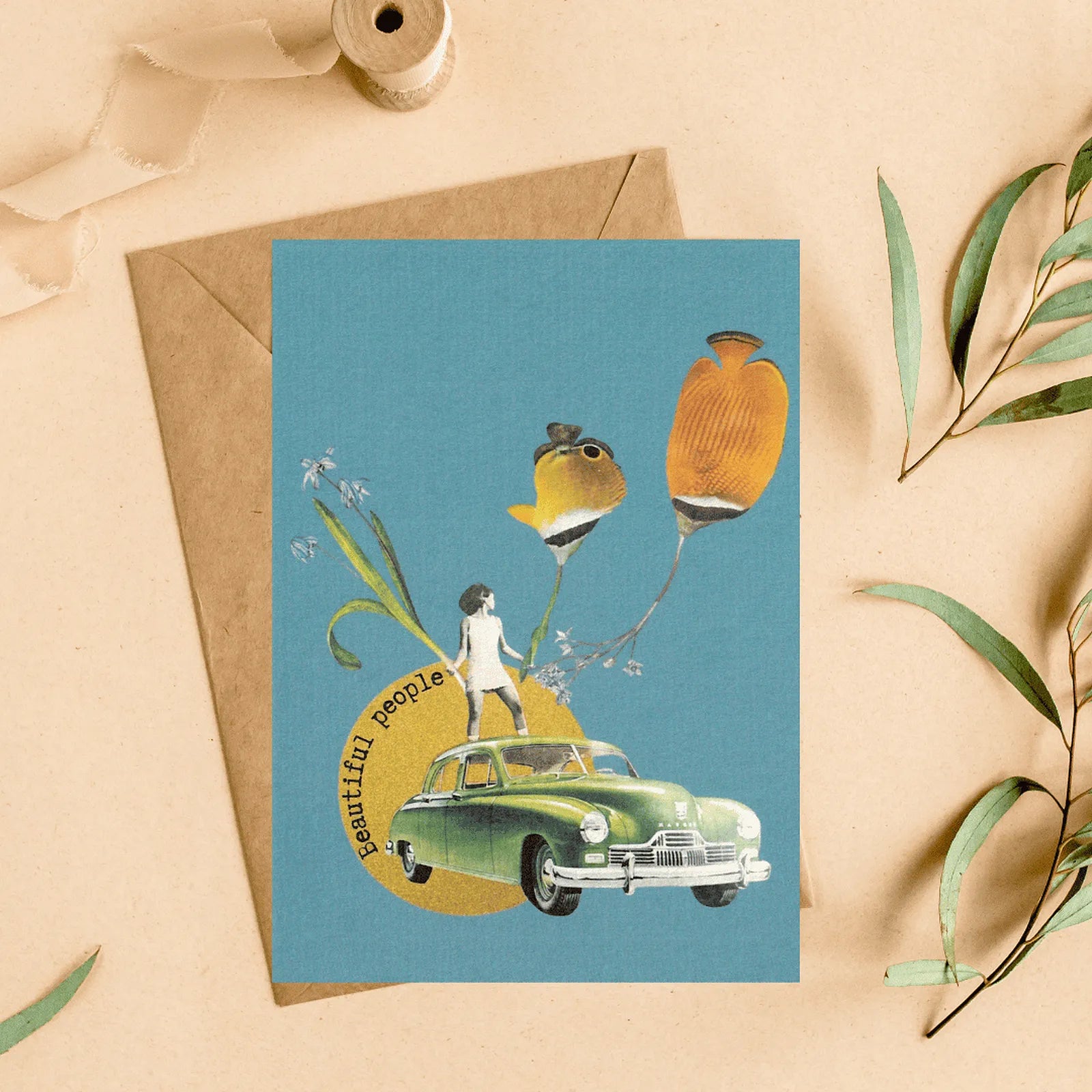 Carte postale vintage « Beautiful people » avec illustration collage rétro voiture verte et poissons, idée cadeau originale.