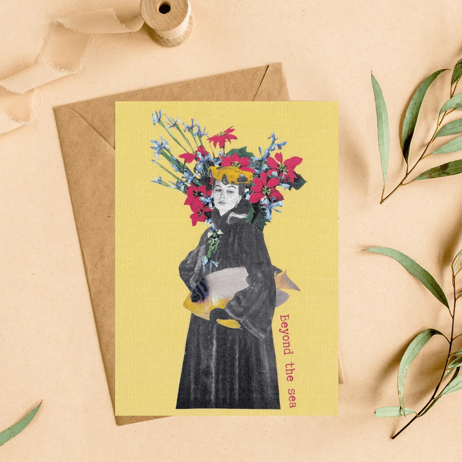 Carte postale vintage « Beyond the sea » avec illustration collage rétro femme et poisson sur fond jaune, idée cadeau originale.