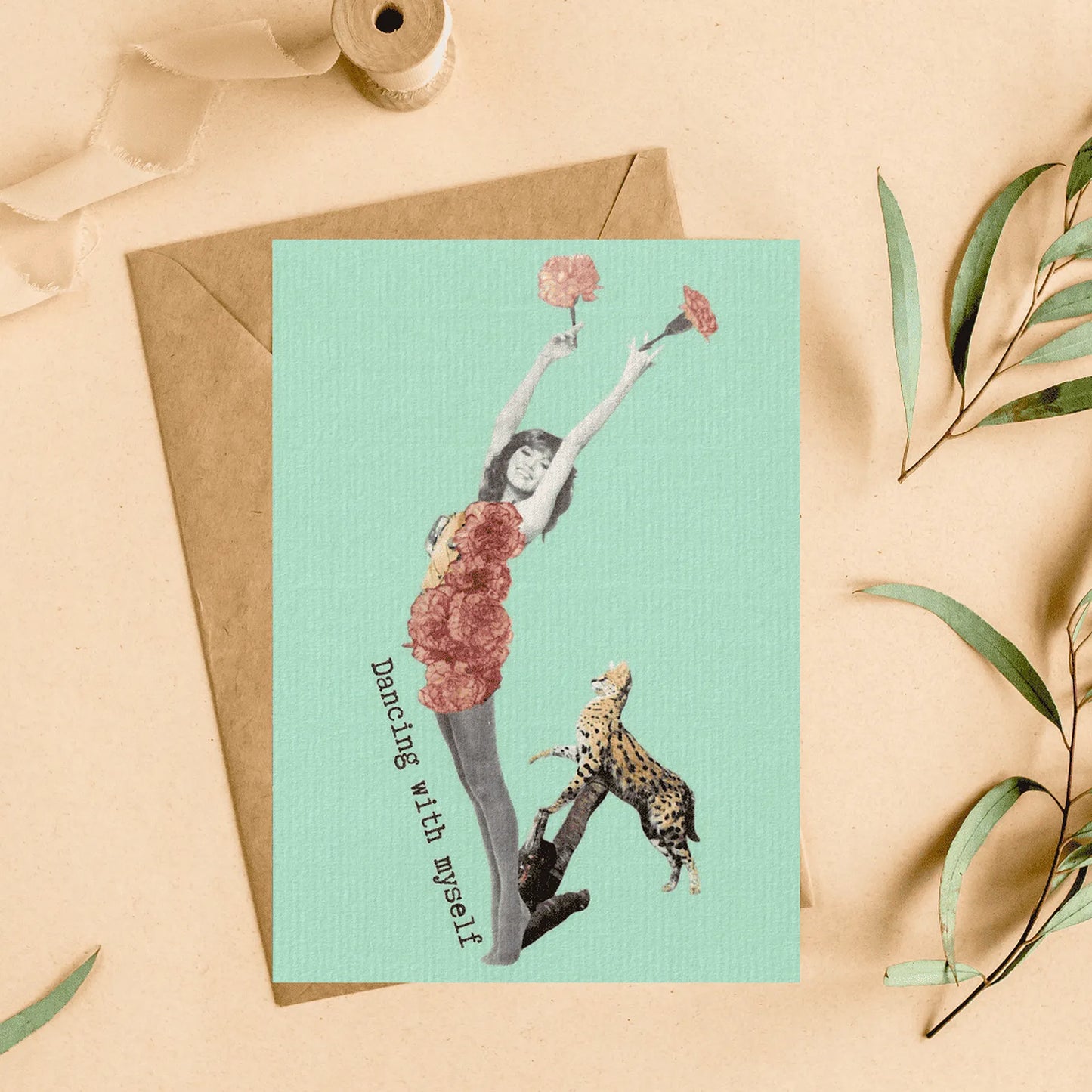 Carte postale vintage « Dancing with myself » illustration collage rétro femme dansante et léopard, idée cadeau originale esprit libre.