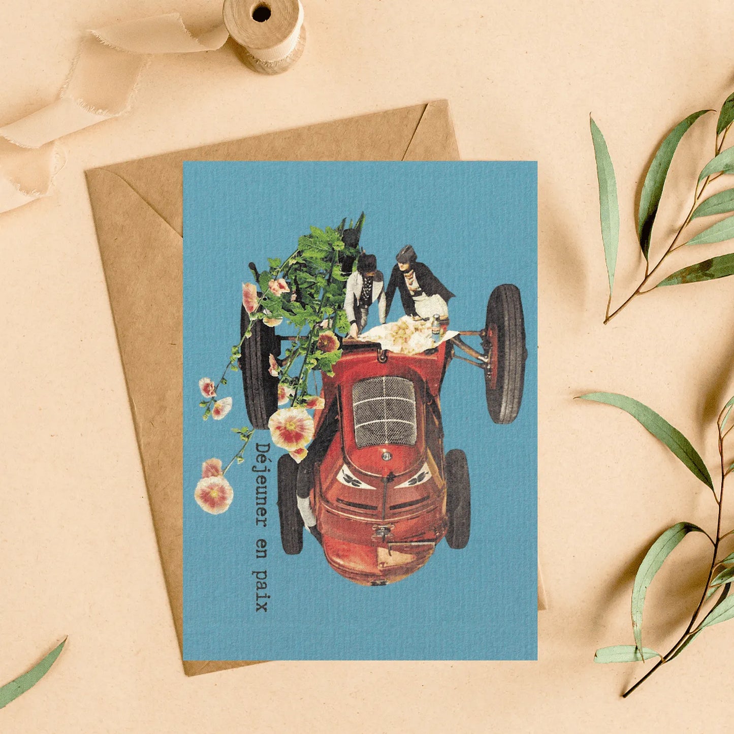Carte postale vintage « Déjeuner en paix » avec illustration collage rétro voiture rouge et fleurs, idée cadeau originale.