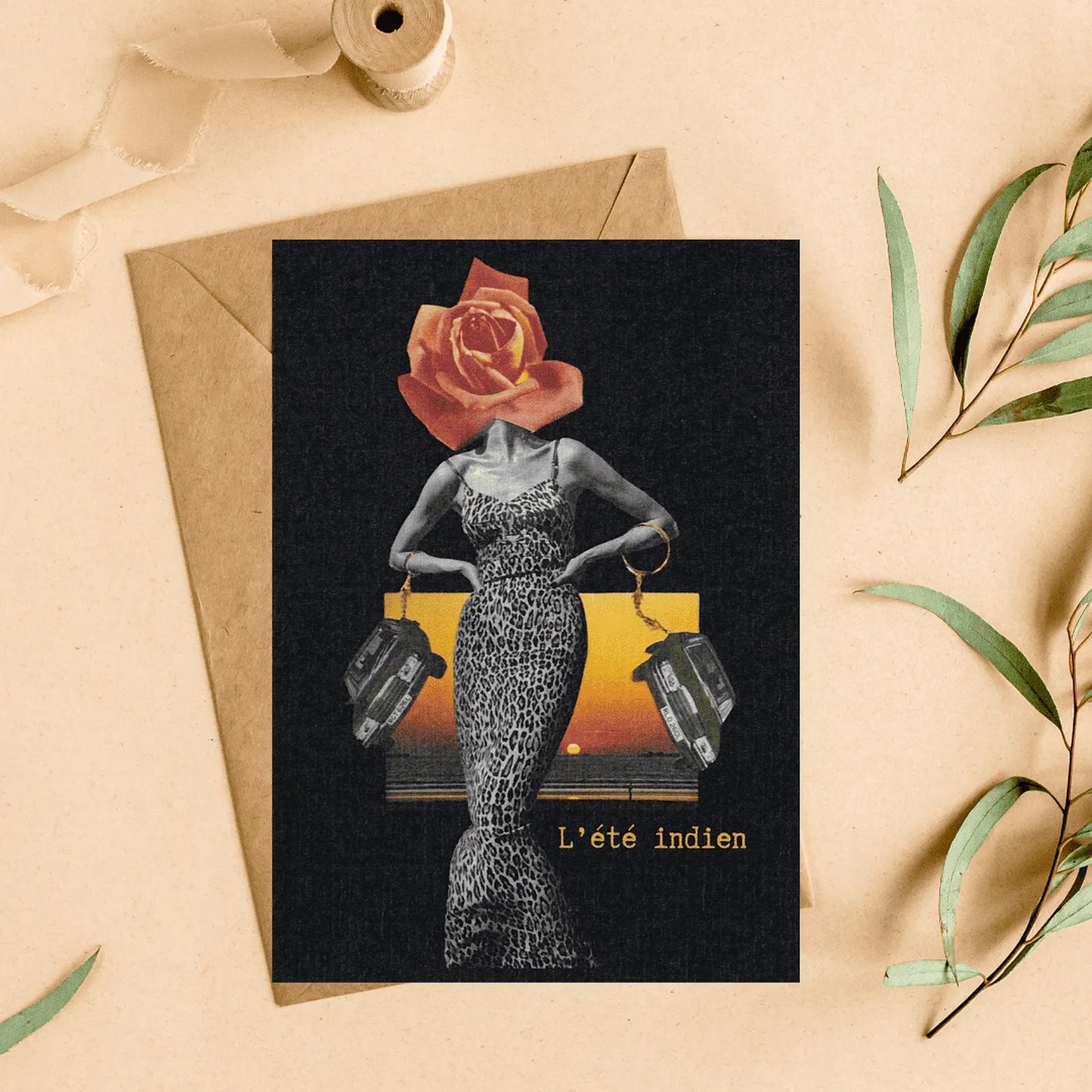 Carte postale vintage « L’été indien » avec illustration collage rétro femme et rose, idée cadeau originale et décoration murale artistique.