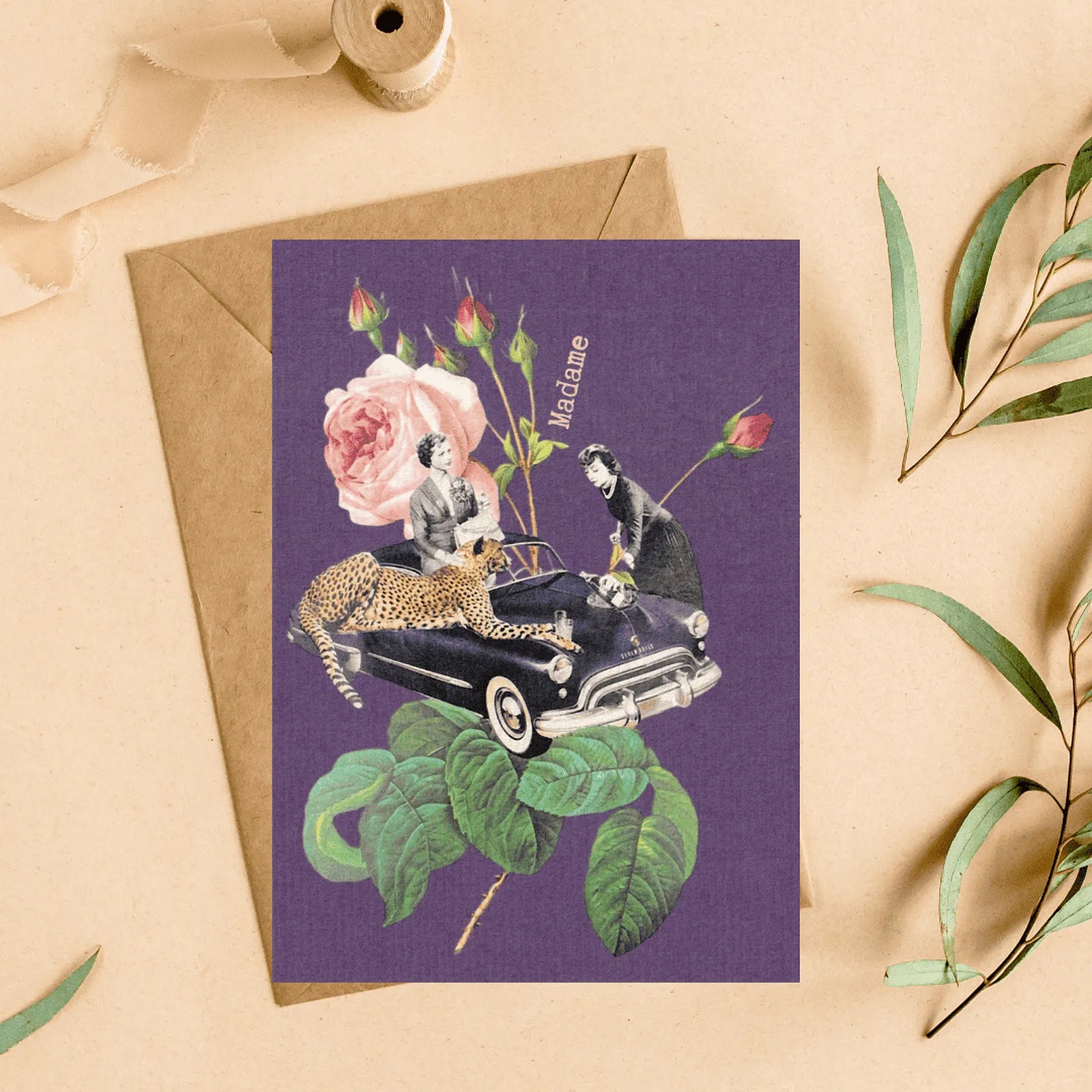 Carte postale vintage « Madame » avec illustration collage rétro voiture et rose, idée cadeau originale pour femme et décoration murale.