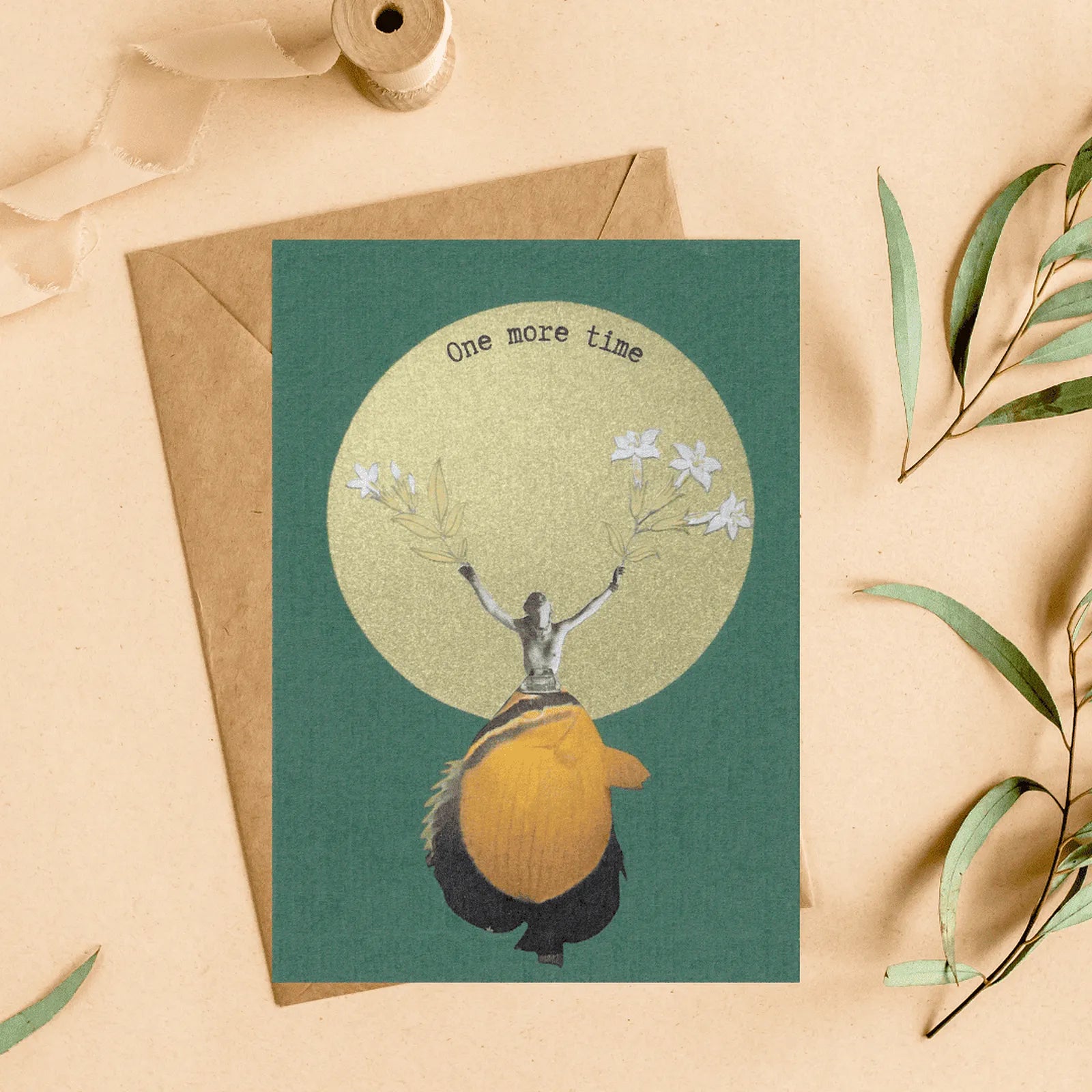 Carte postale vintage « One more time » avec illustration collage rétro femme et lune sur fond vert, idée cadeau poétique.