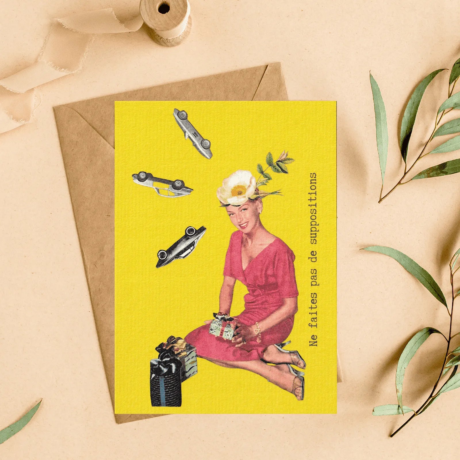 Carte postale citation « Ne faites pas de suppositions » style vintage avec illustration rétro fond jaune – idée cadeau développement personnel et décoration murale.