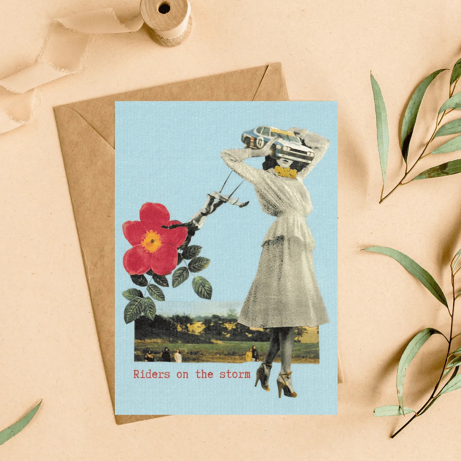 Carte postale vintage « Riders on the storm » illustration collage rétro femme élégante et voiture ancienne, idée cadeau originale esprit rock.