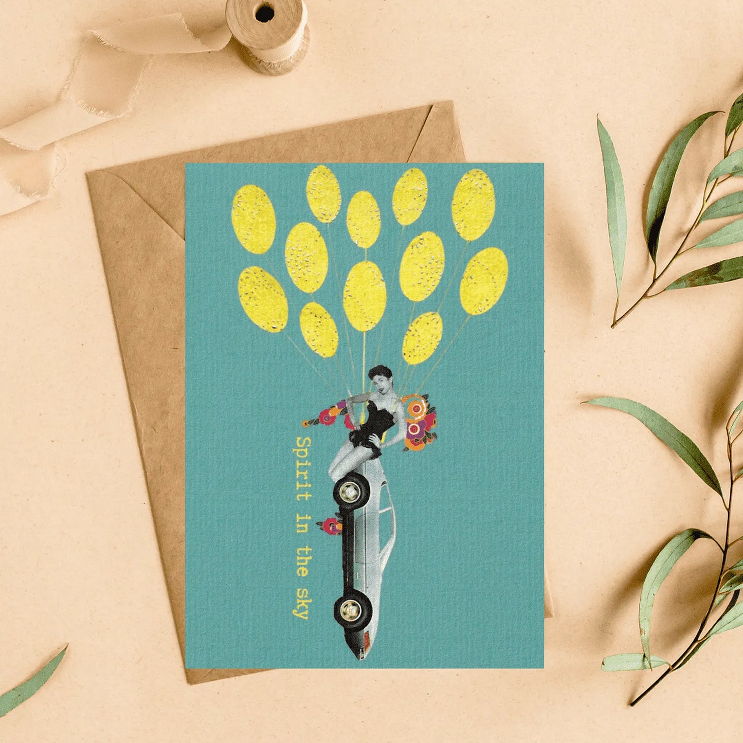 Carte postale vintage « Spirit in the sky » illustration collage rétro femme et voiture volante avec ballons jaunes, idée cadeau originale.