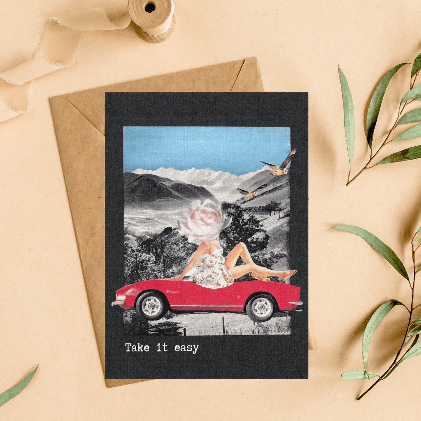 Carte postale vintage « Take it easy » avec illustration collage rétro femme en voiture rouge, idée cadeau originale et décoration murale.