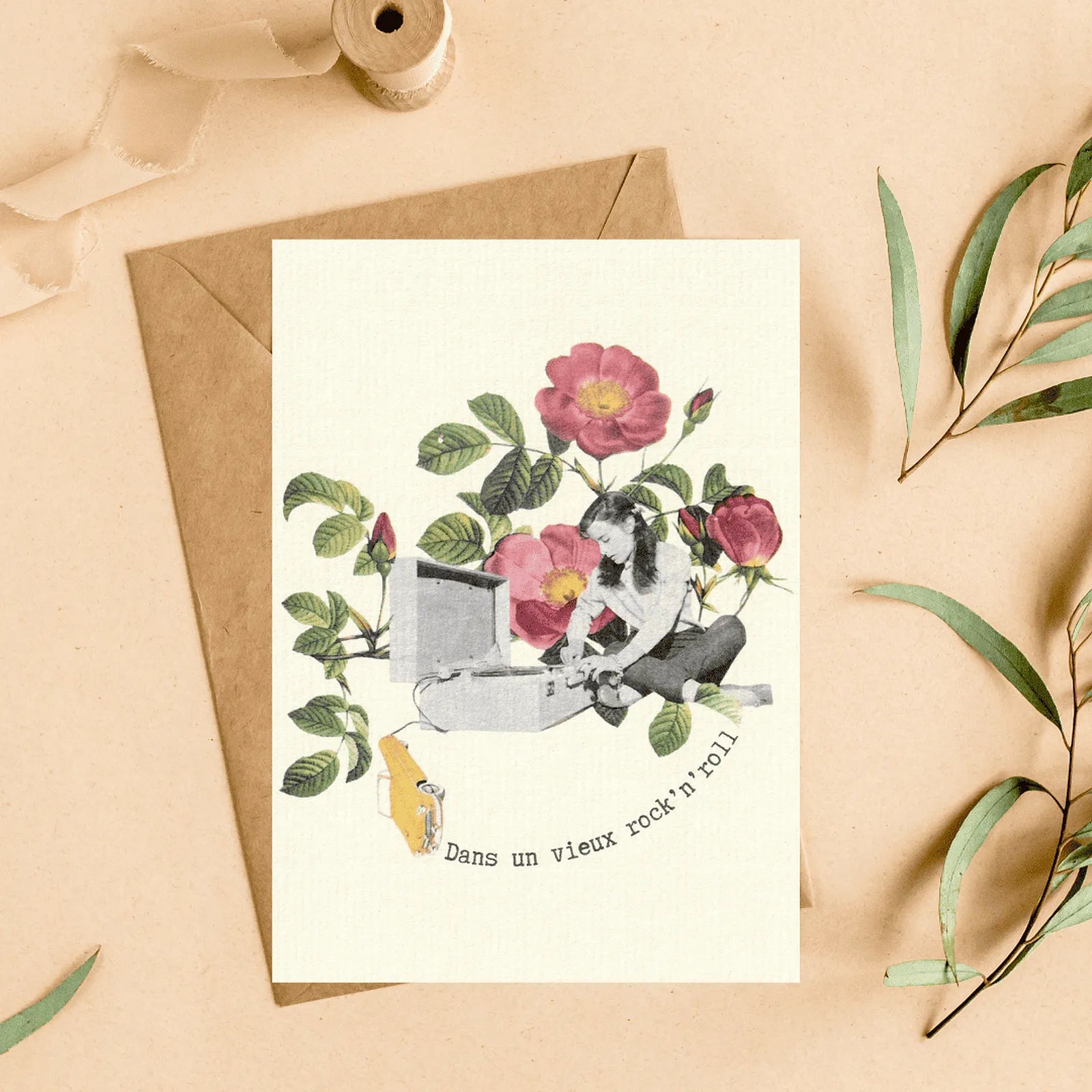 Carte postale vintage « Dans un vieux rock’n’roll » avec illustration collage rétro platine vinyle et fleurs, idée cadeau originale.
