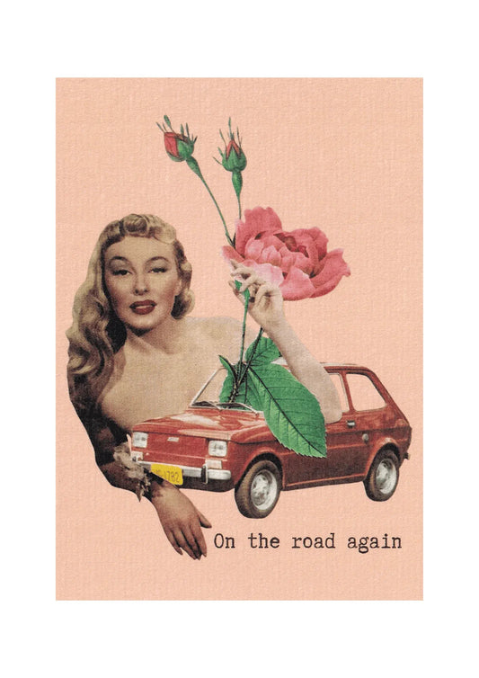 Carte postale rétro « On the road again » fond rose avec femme vintage et voiture rouge, décoration murale style rétro.