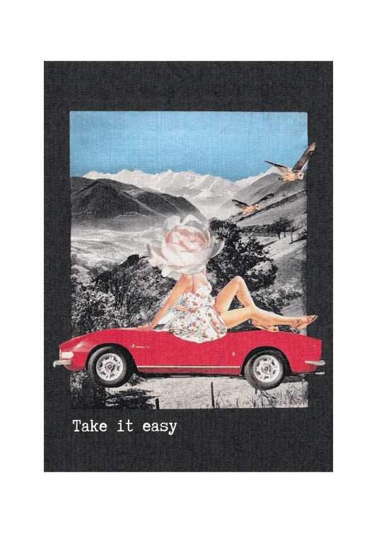 Affiche carte postale rétro « Take it easy » fond noir avec illustration vintage voiture rouge et paysage montagne, idée cadeau inspirante.
