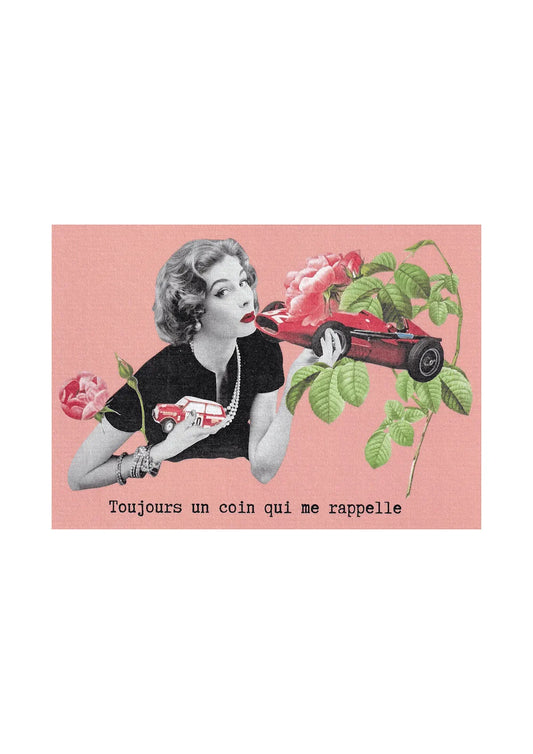 Carte postale rétro citation « Toujours un coin qui me rappelle » fond rose avec illustration femme vintage et voiture ancienne, décoration murale poétique.