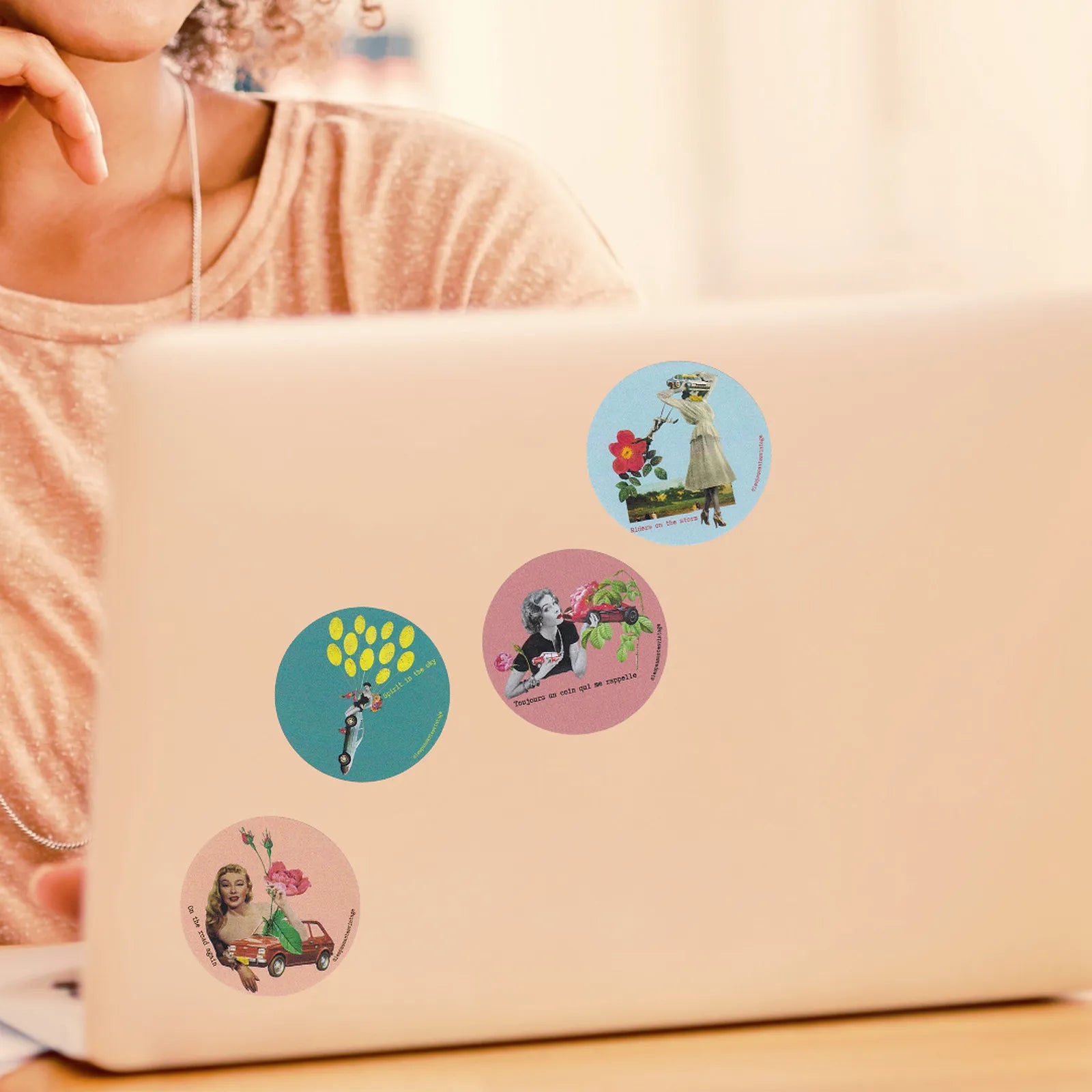 Compilation d’autocollants ronds collection Goin’ Up the Country Pistacchio Illu, collages vintage présentés sur ordinateur portable