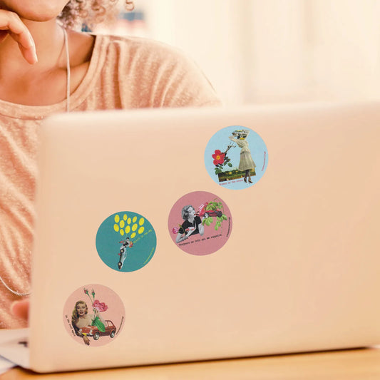 Compilation d’autocollants ronds collection Goin’ Up the Country Pistacchio Illu, collages vintage présentés sur ordinateur portable