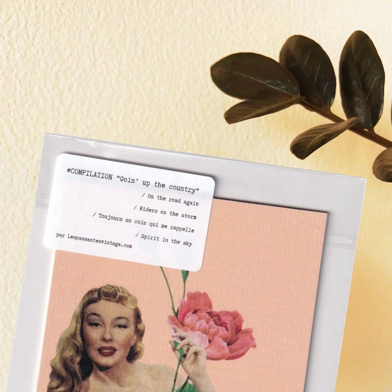 Pack de cartes postales vintage On the road again en décoration murale, collage rétro femme et voiture ancienne avec fleur rose, idée cadeau papeterie originale.