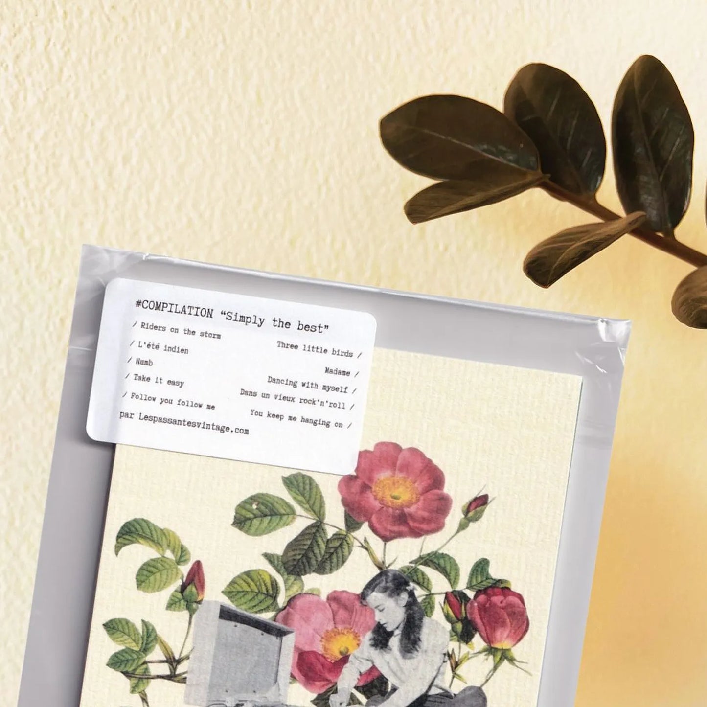 Compilation de cartes postales vintage Simply the Best présentée en décoration murale, pack artistique aux roses anciennes et ambiance musicale rétro.