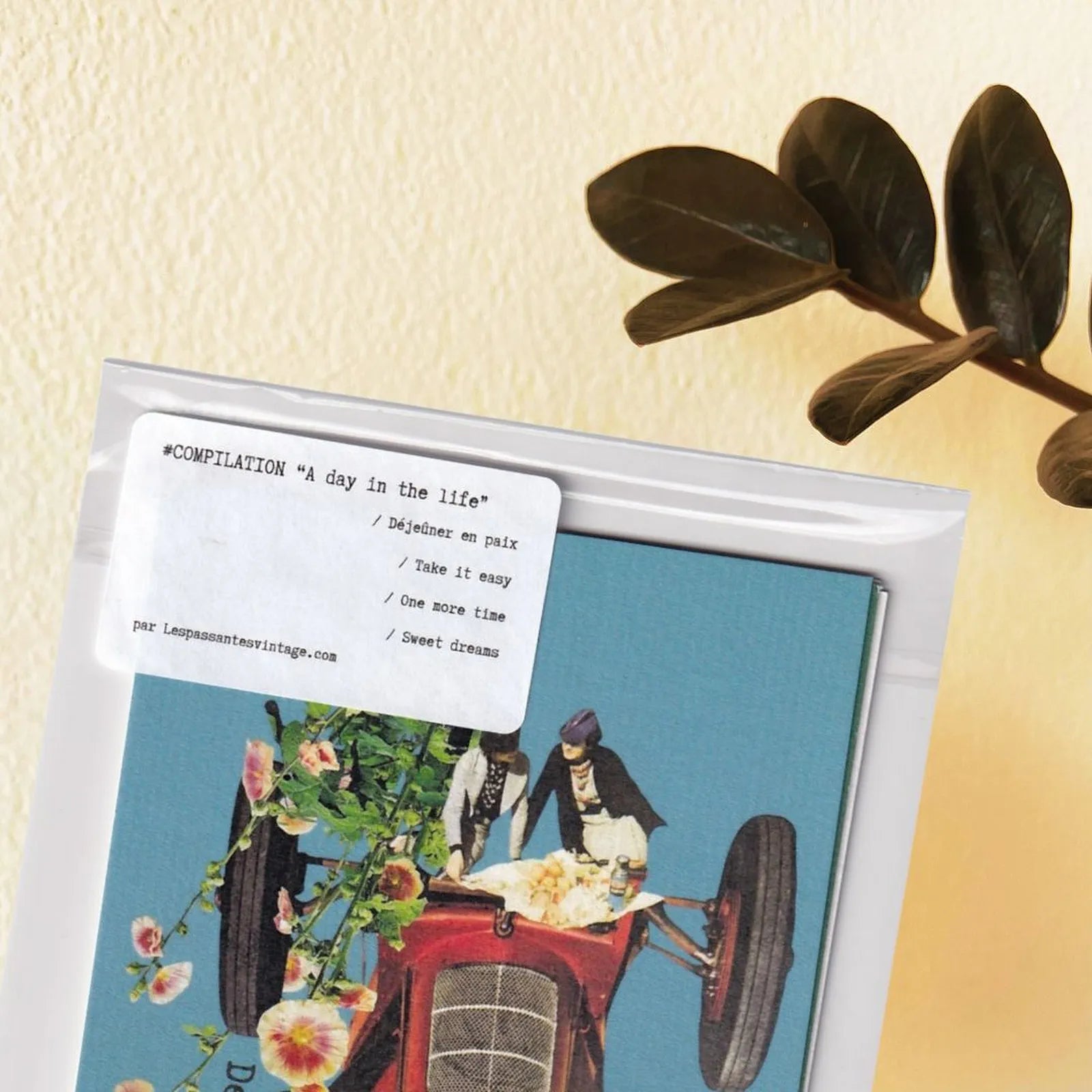 Pack de cartes postales vintage A day in the life présenté en décoration, collage rétro avec voiture ancienne rouge et fleurs, papeterie artistique esprit doux et contemplatif.