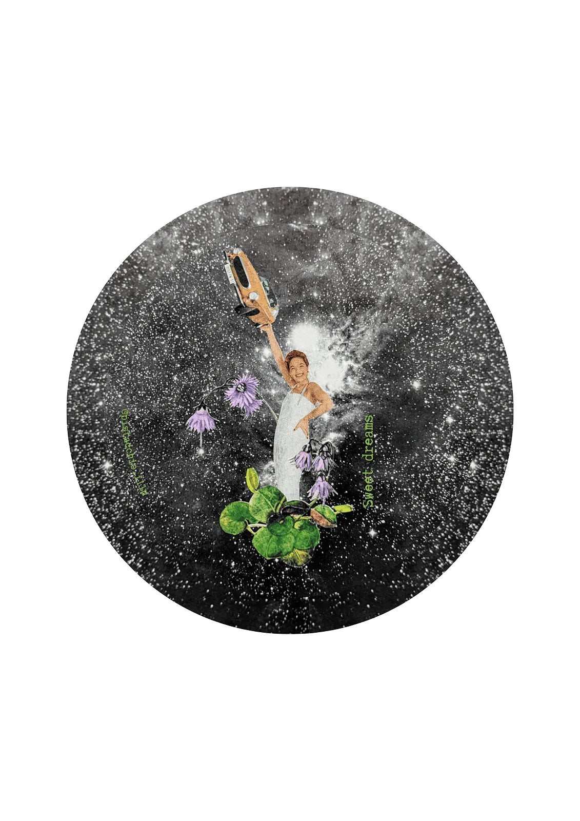 Illu vintage noir "Sweet dreams" illustration collage femme tenant guitare dans ciel étoilé avec fleurs violettes, rond rétro décoration originale