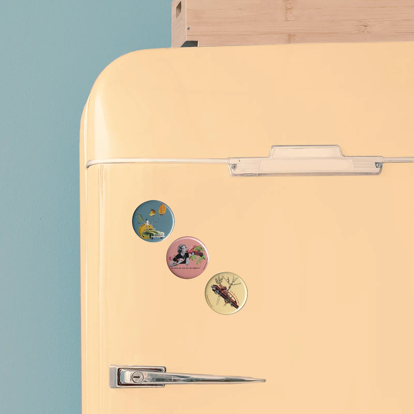 Badges ronds collage vintage illustrés, accessoires décoratifs rétro présentés sur réfrigérateur jaune style vintage Beautiful people, Toujours un coin qui me rappelle, Elle est d'ailleurs