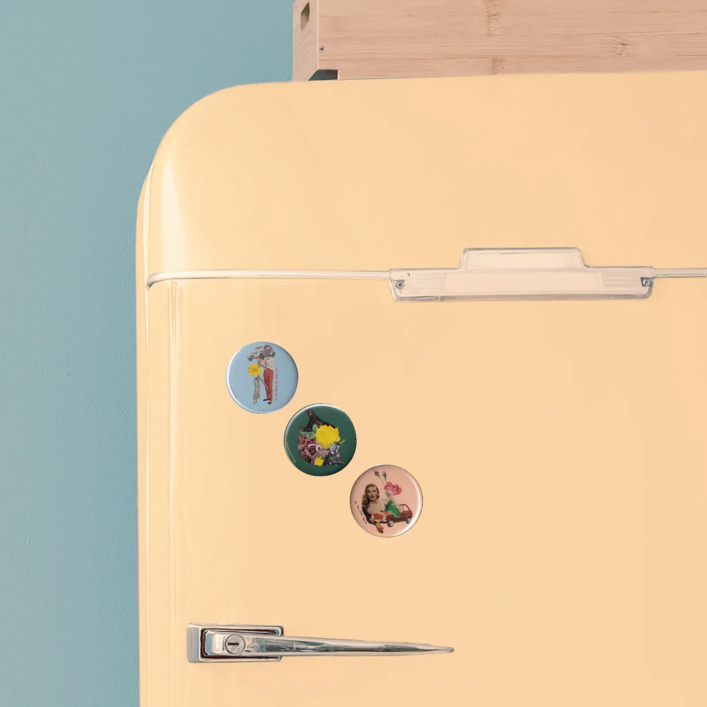 Badge vintage On the road again, You keep me hanging on', Numb en décoration sur réfrigérateur rétro beige