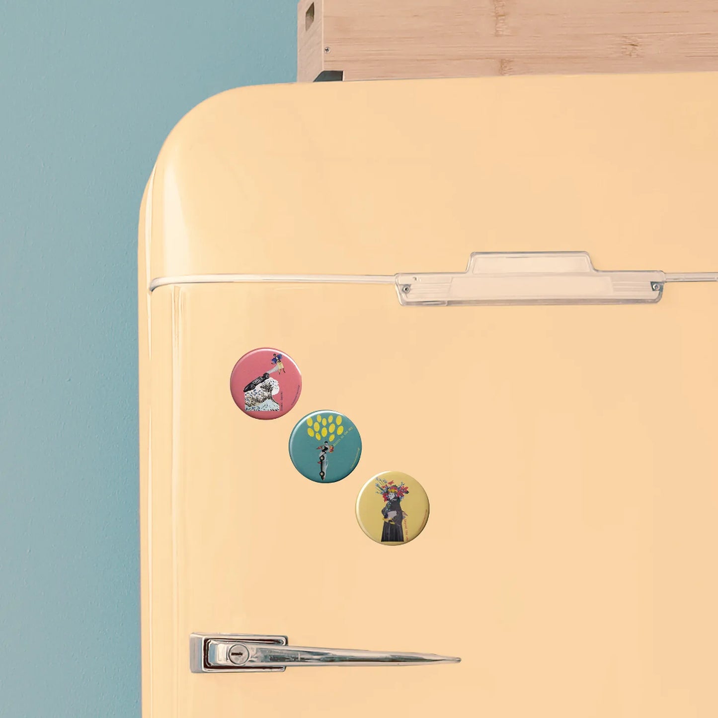 3 Badges ronds collage vintage Cosmic Dancer, Spirit in the sky, Beyond the sea décoratifs présentés sur réfrigérateur rétro jaune, accessoires aimantés artistiques