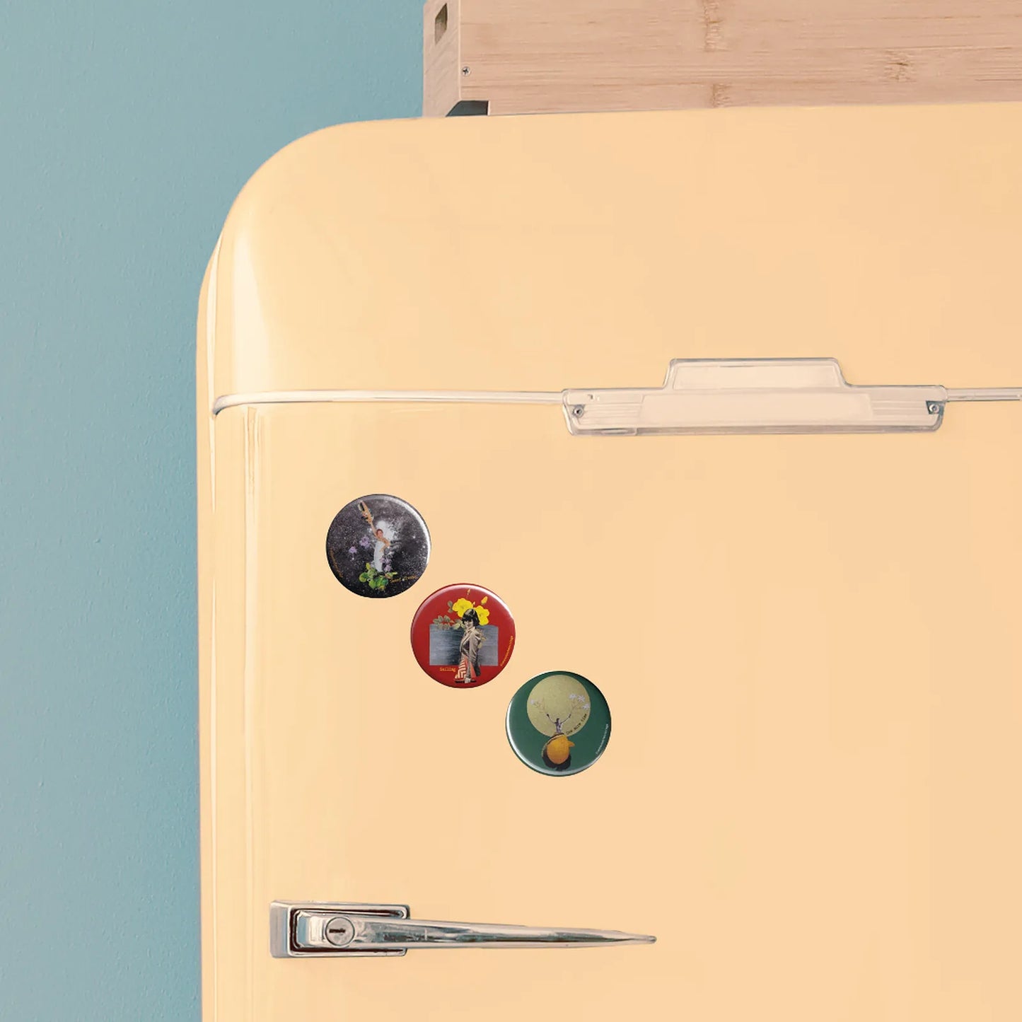 Badge magnet vintage One more time, Sailing, Sweet dreams présenté sur porte de frigo crème style rétro, idée décoration cuisine originale et colorée