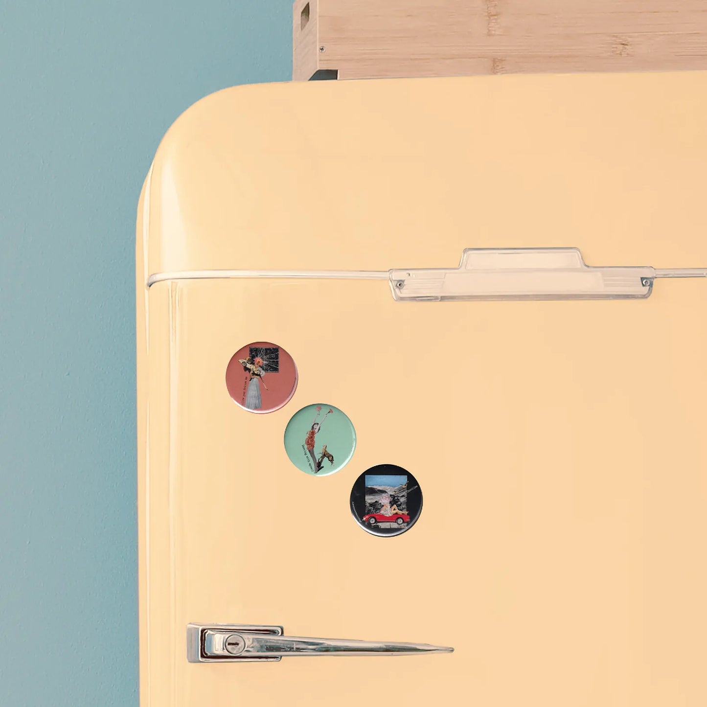 Badges ronds collage vintage Dancing with myself, Follow you Follow me, Take it easy aimantés sur réfrigérateur rétro jaune style années 50 