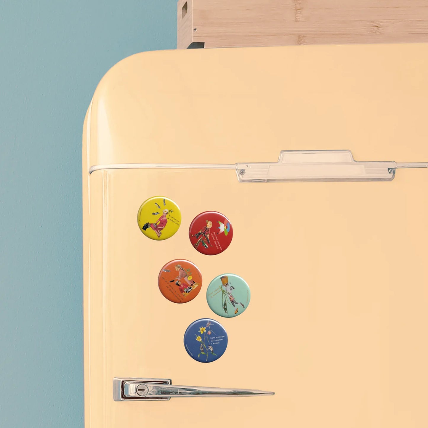 Badges vintage décoratifs sur réfrigérateur rétro jaune pastel, collection illustrations artistiques et citations inspirantes Les 5 accords Tolteque