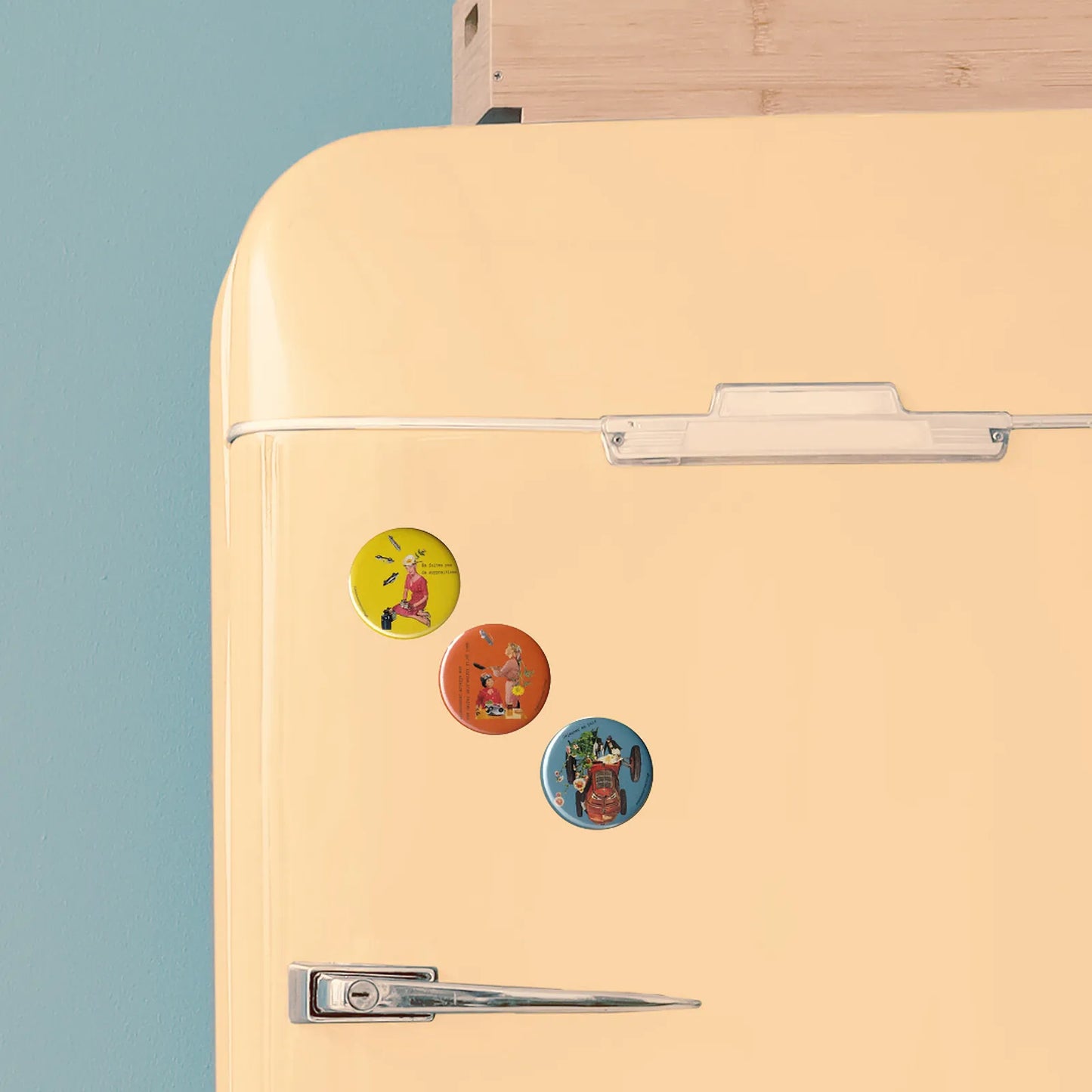 Badges vintage Pistacchio.illu Déjeuner en paix, N'en faites pas une affaire personnelle, Ne faites pas de suppositions, aimantés sur réfrigérateur rétro jaune