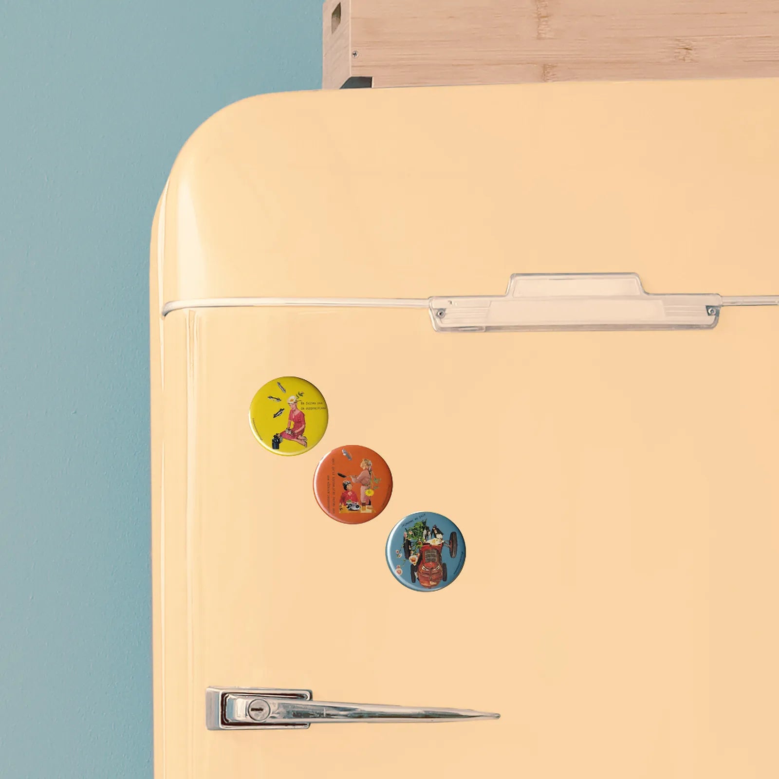 Badges vintage Pistacchio.illu Déjeuner en paix, N'en faites pas une affaire personnelle, Ne faites pas de suppositions, aimantés sur réfrigérateur rétro jaune