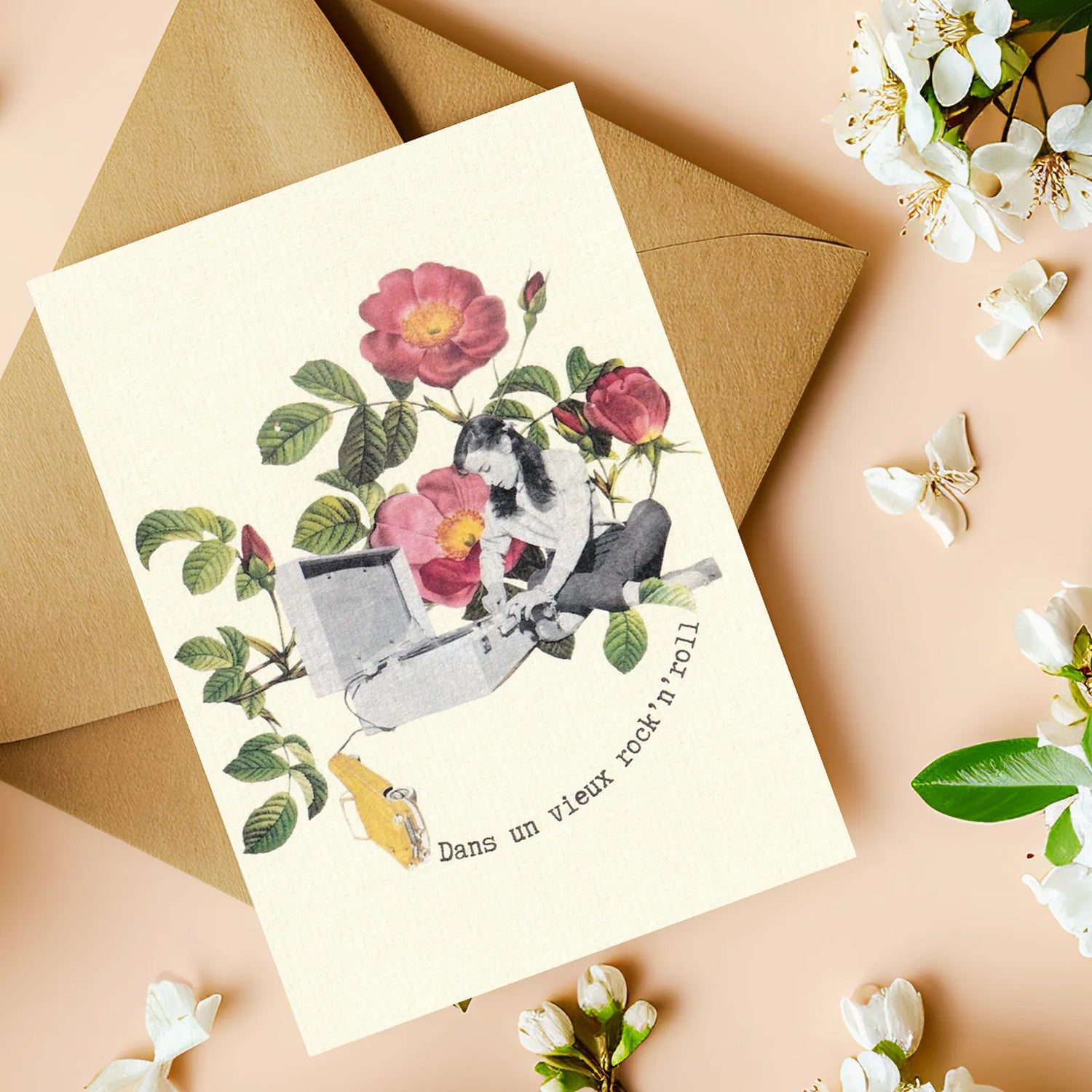 Carte posée sur enveloppe kraft sur table. Dans un vieux rock n roll illustration femme fleurs tourne disque