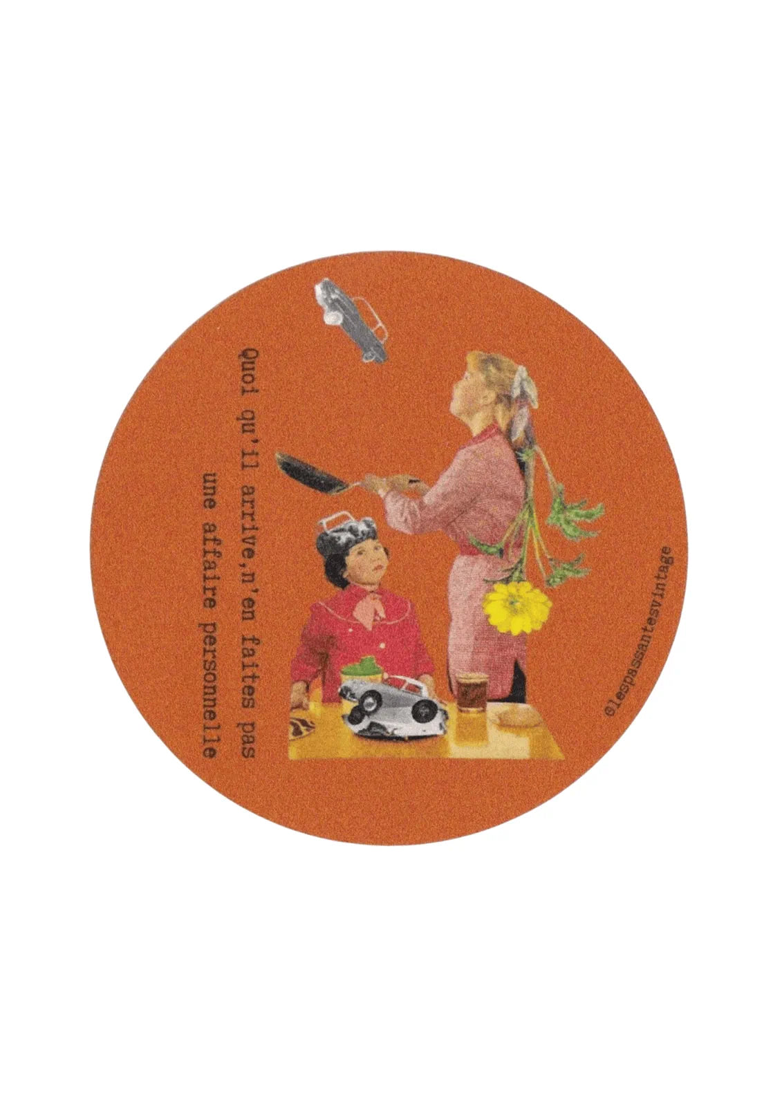 Quoi qu’il arrive, n’en faites pas une affaire personnelle
Autocollant rond vintage Quoi qu’il arrive n’en faites pas une affaire personnelle collage scène rétro avec deux femmes, voiture miniature et fleur jaune sur fond orange