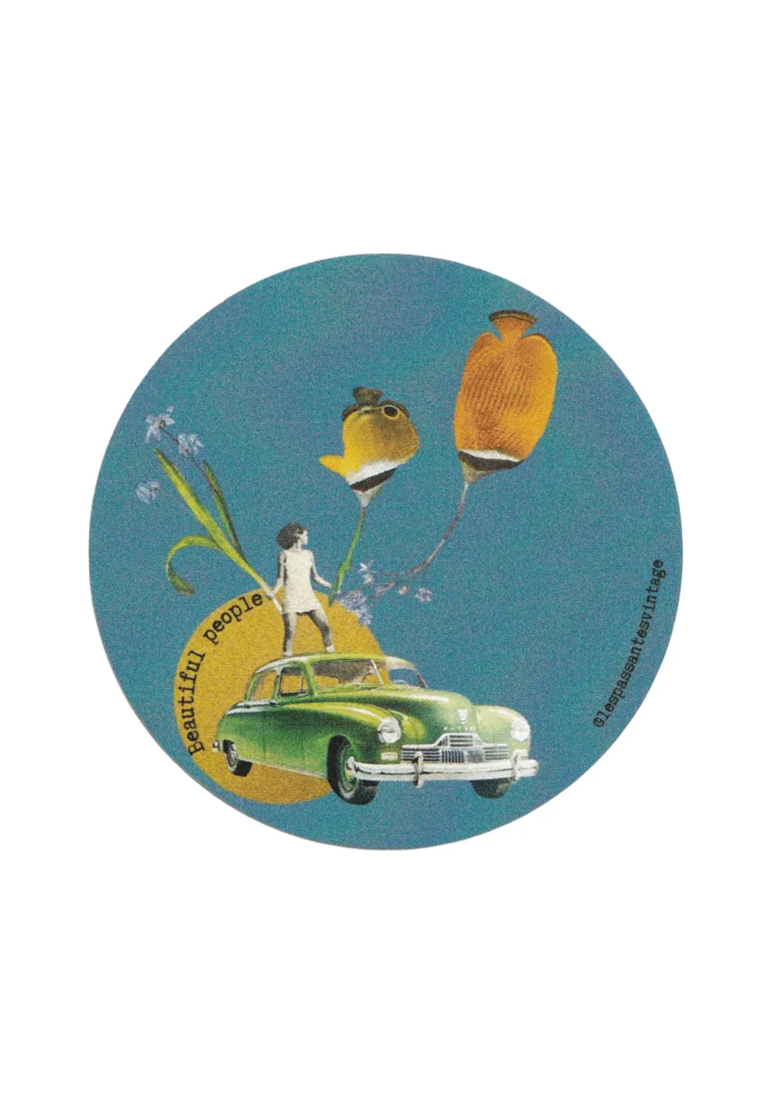 Autocollant rond collage femme debout sur voiture verte avec poissons et fleurs sur fond bleu