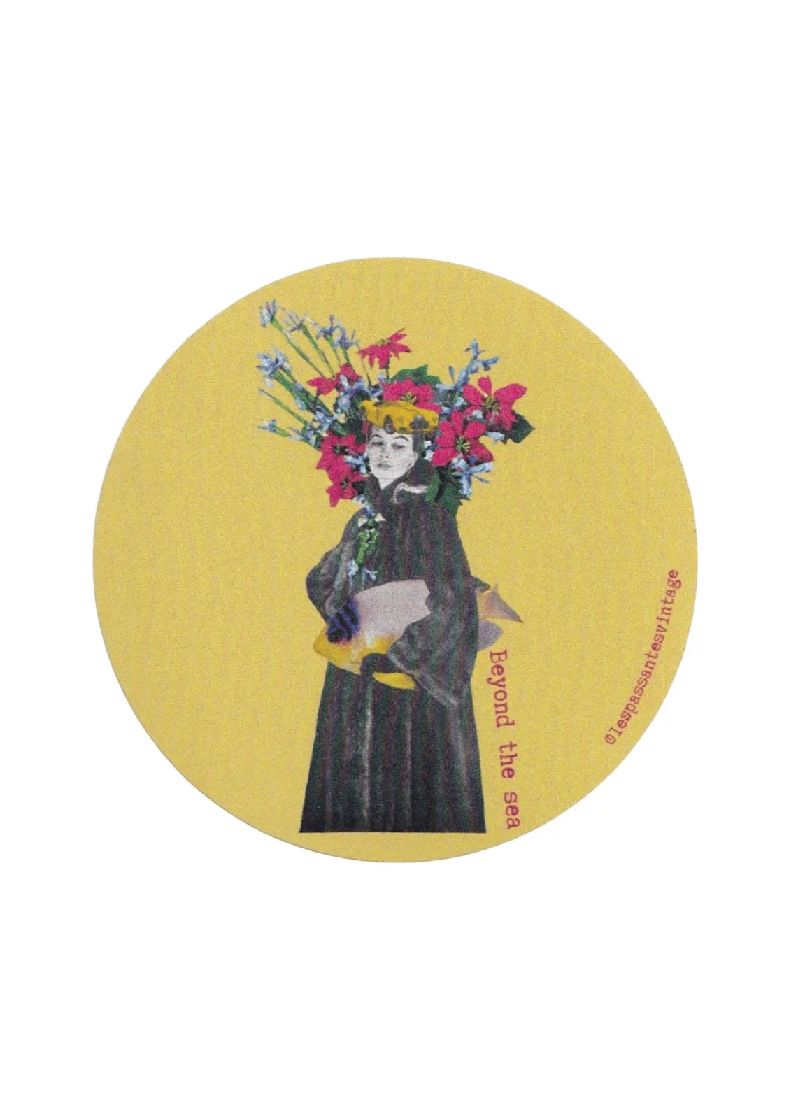Autocollant rond collage femme en robe sombre avec bouquet de fleurs sur fond jaune