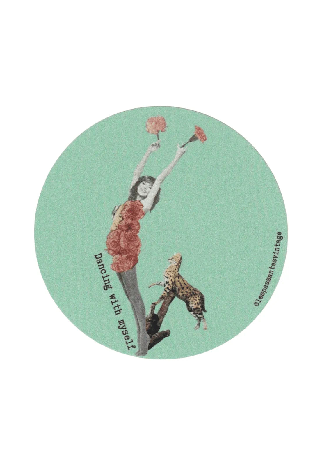 Autocollant rond collage femme dansante avec guépard sur fond turquoise
