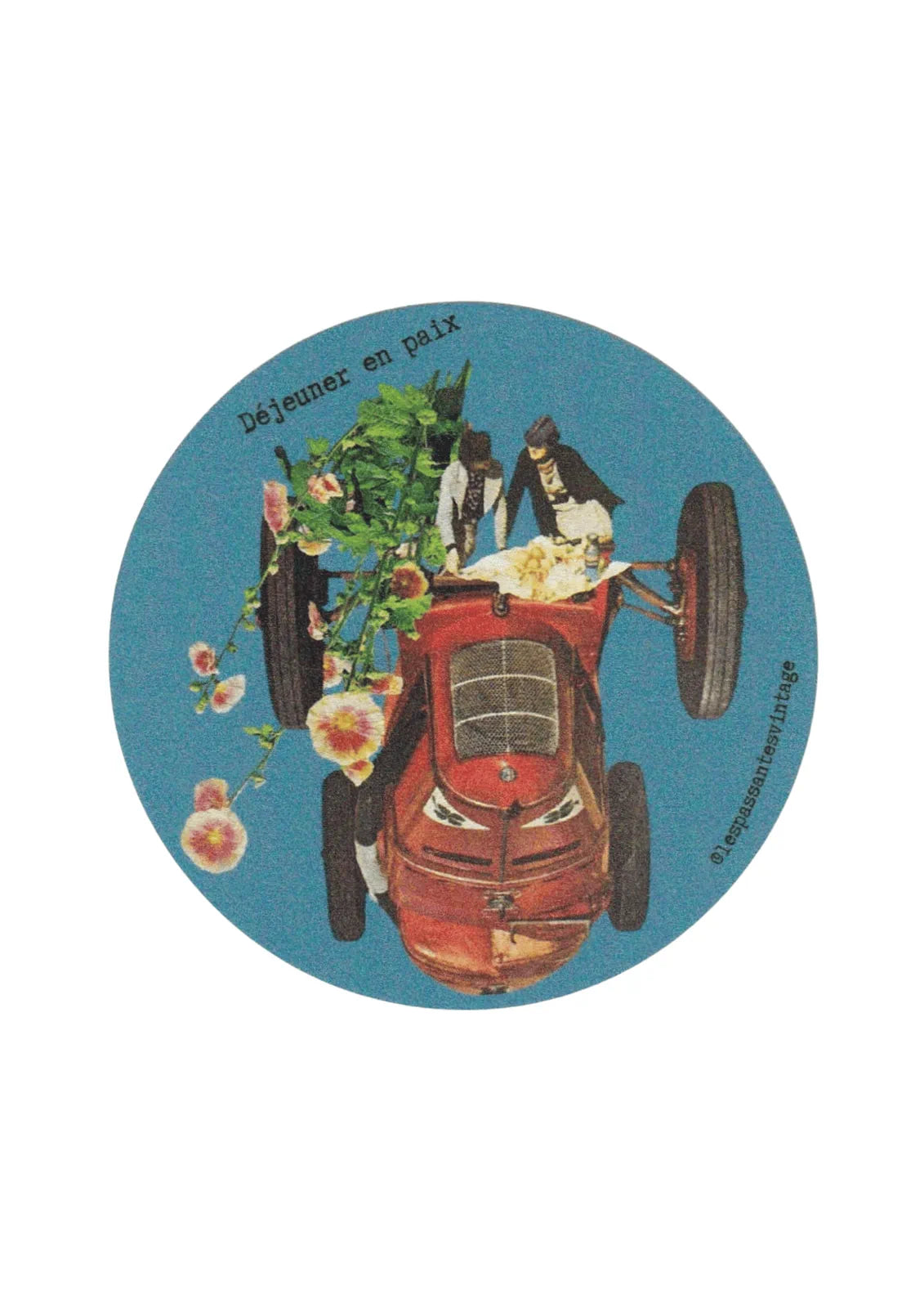 Autocollant rond collage voiture rouge avec couple et fleurs sur fond bleu