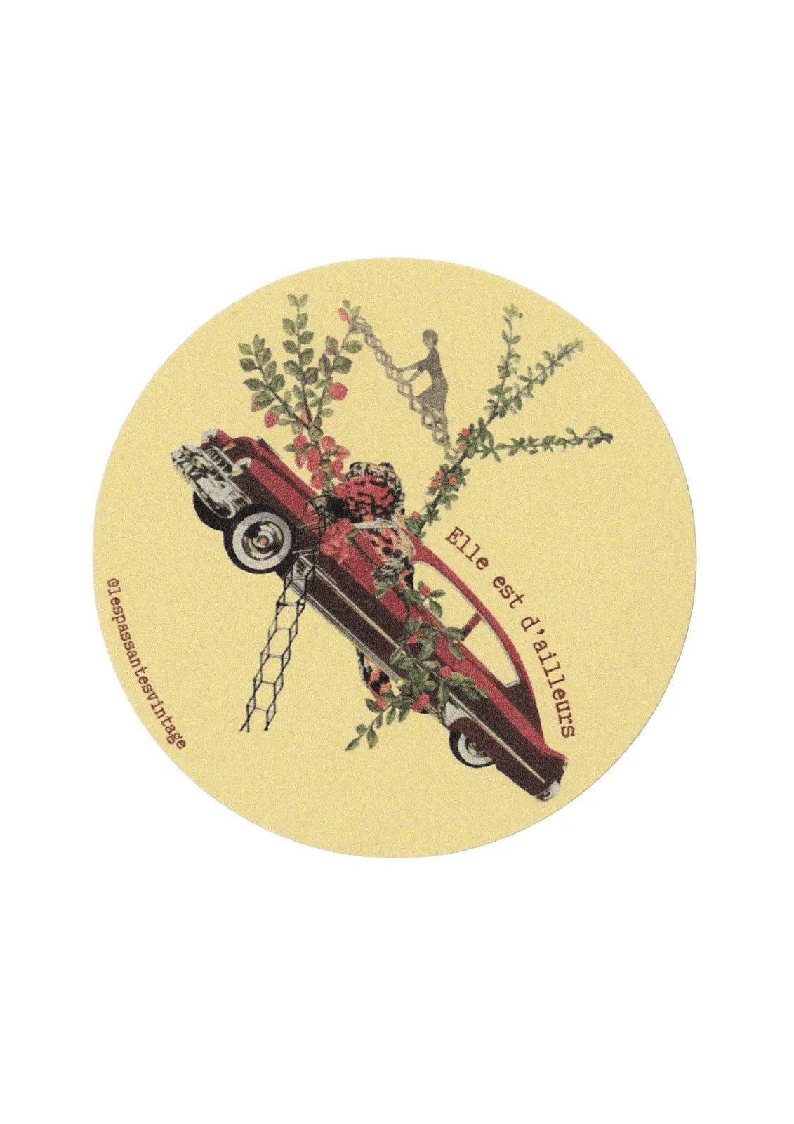 Autocollant rond collage voiture rouge avec fleurs et personnage miniature sur fond vert clair