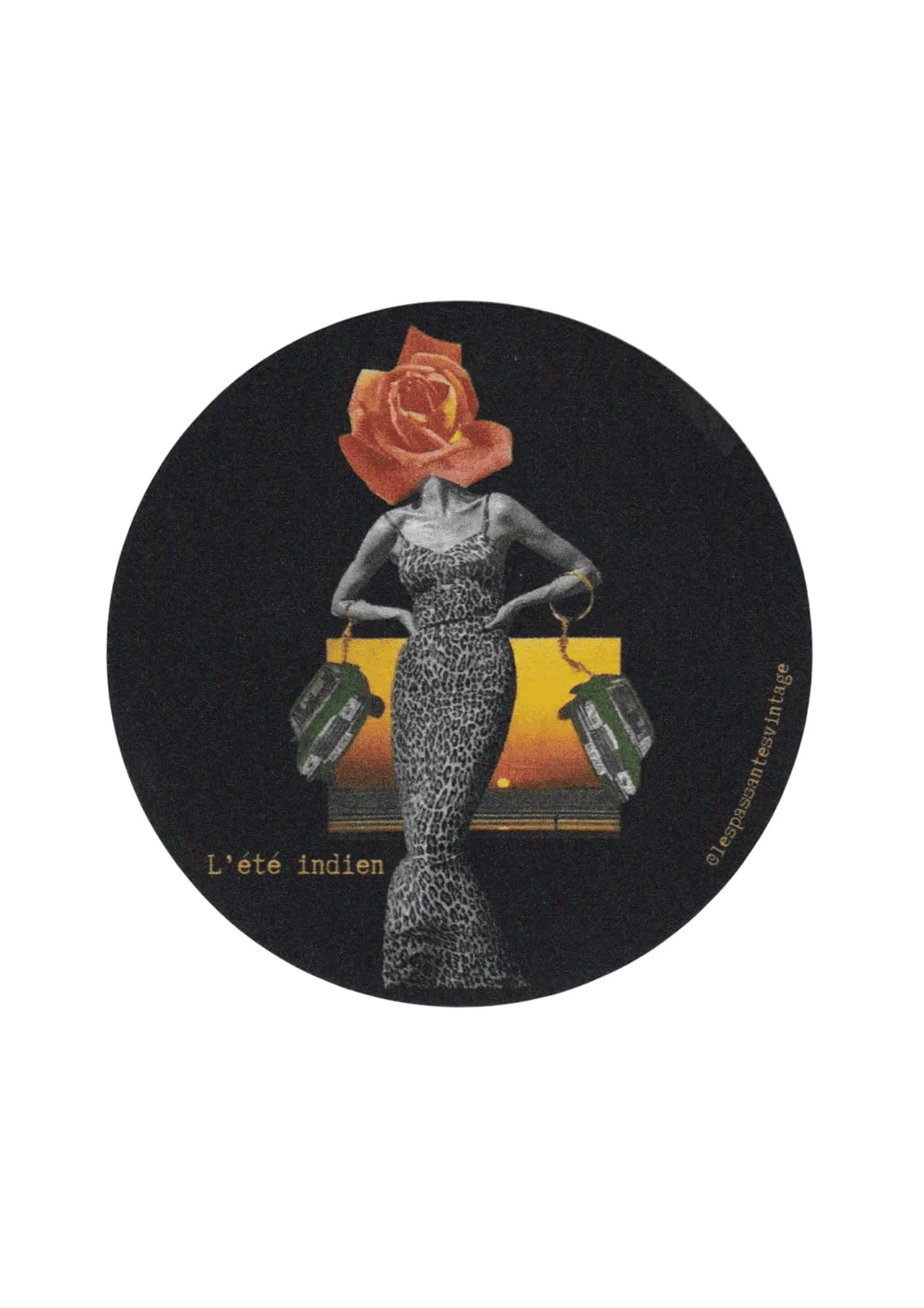Autocollant rond collage femme en robe léopard avec tête de rose sur fond noir