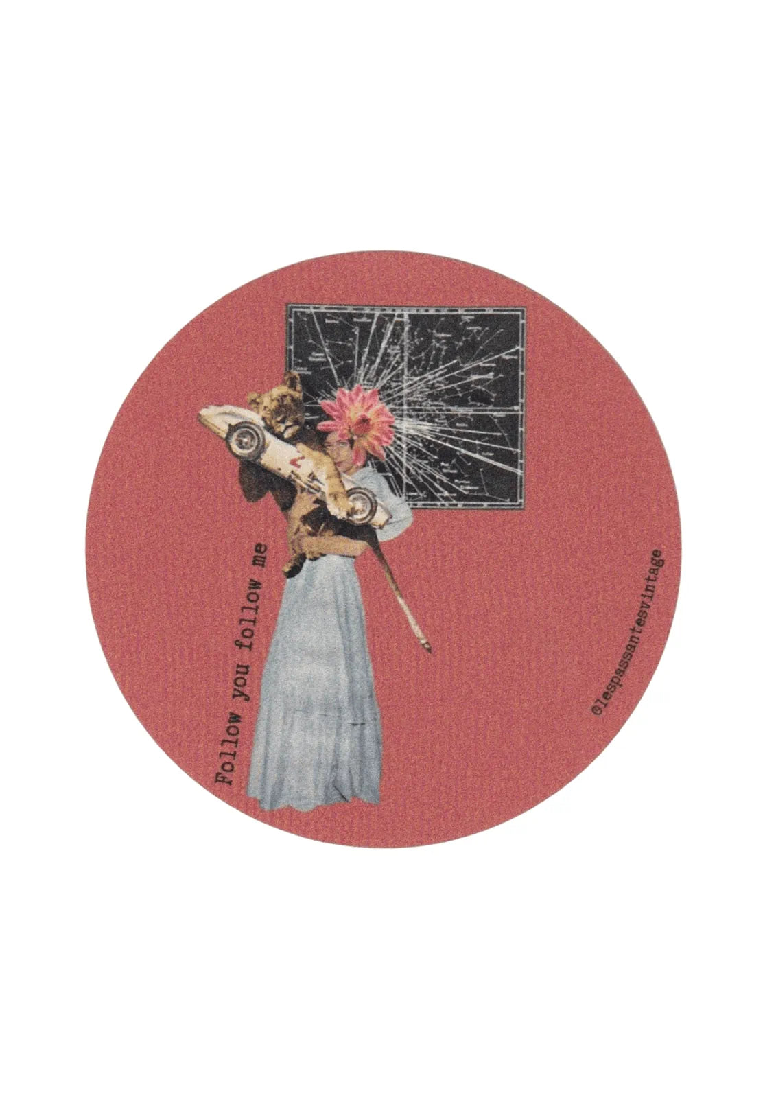 Autocollant rond collage femme en robe bleue tenant une voiture miniature devant un ciel étoilé sur fond rouge