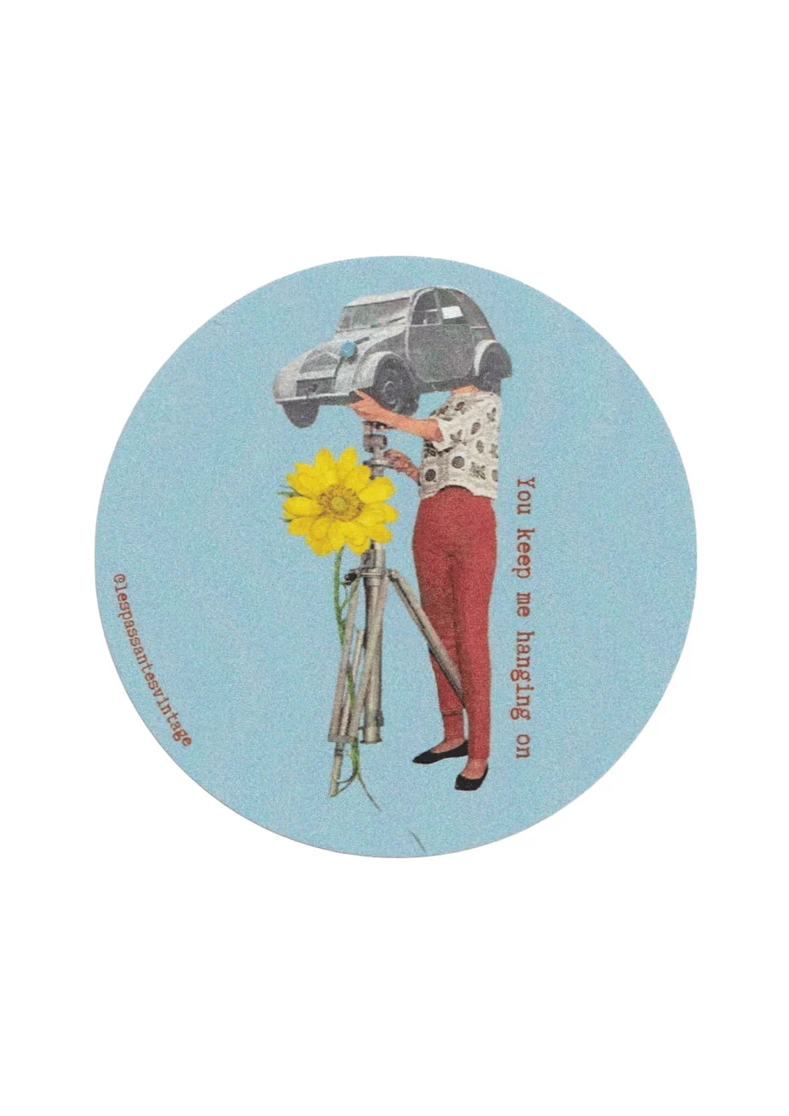 Sticker rond illustration collage vintage femme tenant une voiture ancienne avec fleur jaune, citation You keep me hanging on
