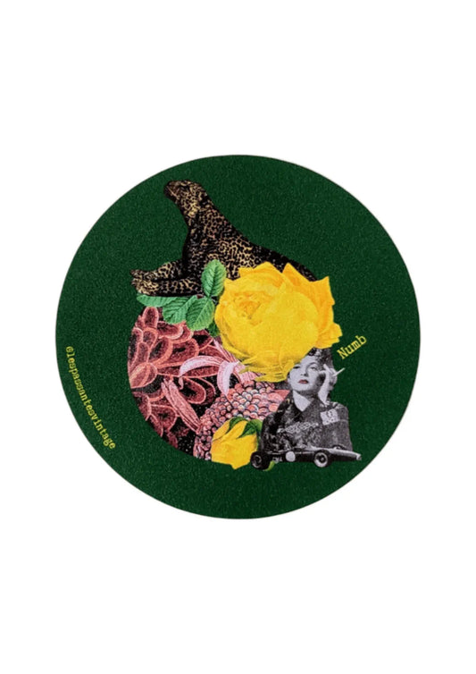 Numb

Autocollant rond collage léopard avec grande rose jaune, portrait féminin vintage et voiture miniature sur fond vert foncé