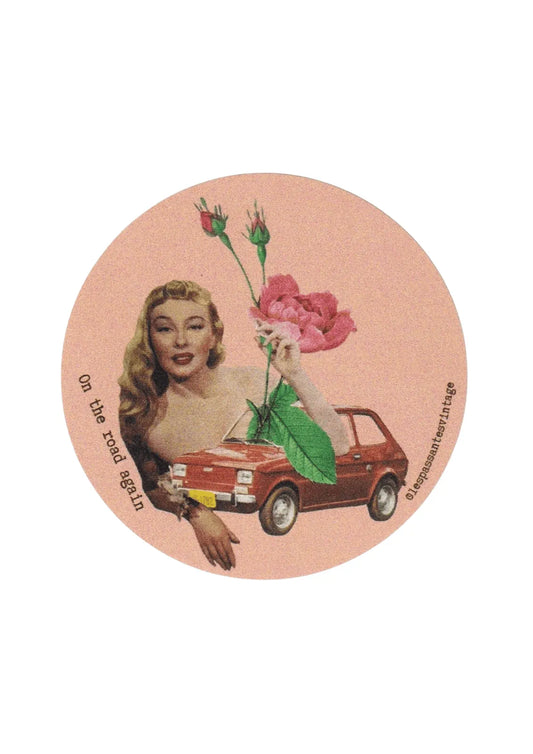 On the road again

Autocollant rond collage femme vintage avec fleur rose et petite voiture rouge sur fond rose pâle