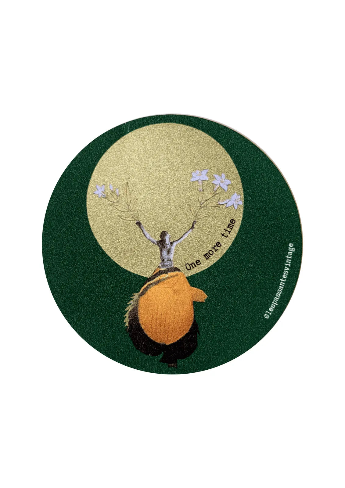 One more time
Autocollant rond vintage One more time collage femme levant les bras avec fleurs blanches devant lune dorée sur fond vert foncé