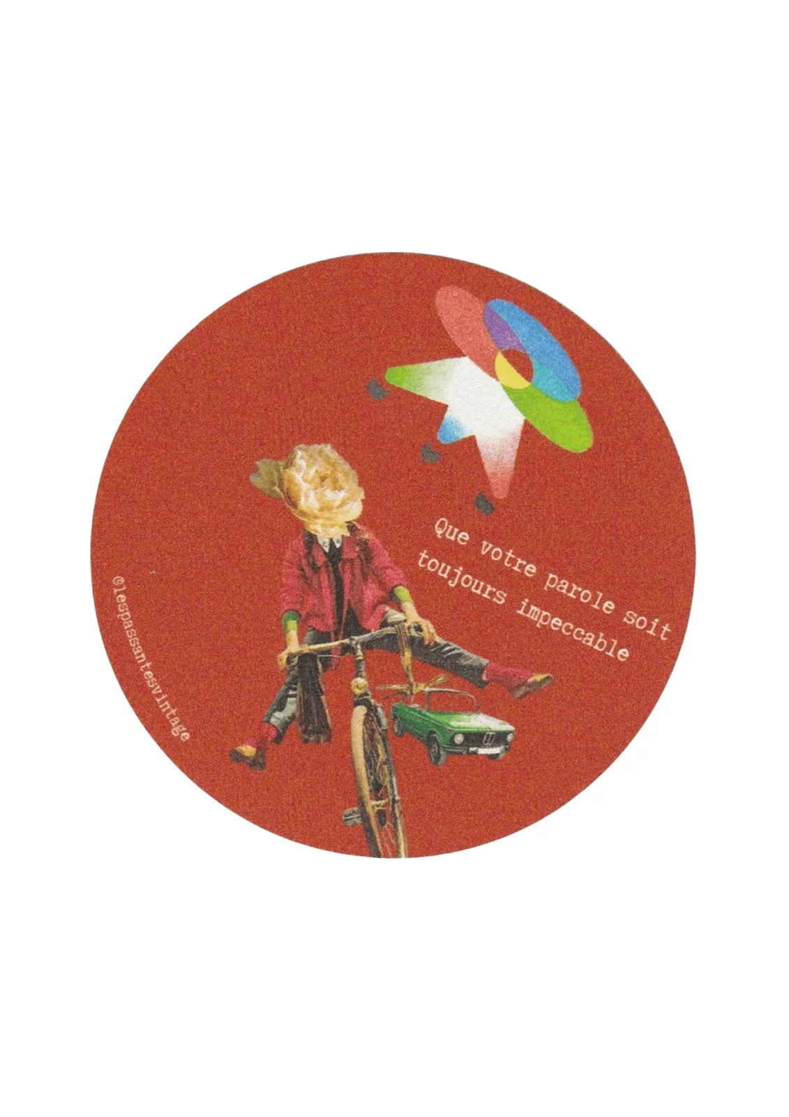 Que votre parole soit toujours impeccable
Autocollant rond vintage Que votre parole soit toujours impeccable collage personnage à vélo avec petite voiture et avion coloré sur fond rouge